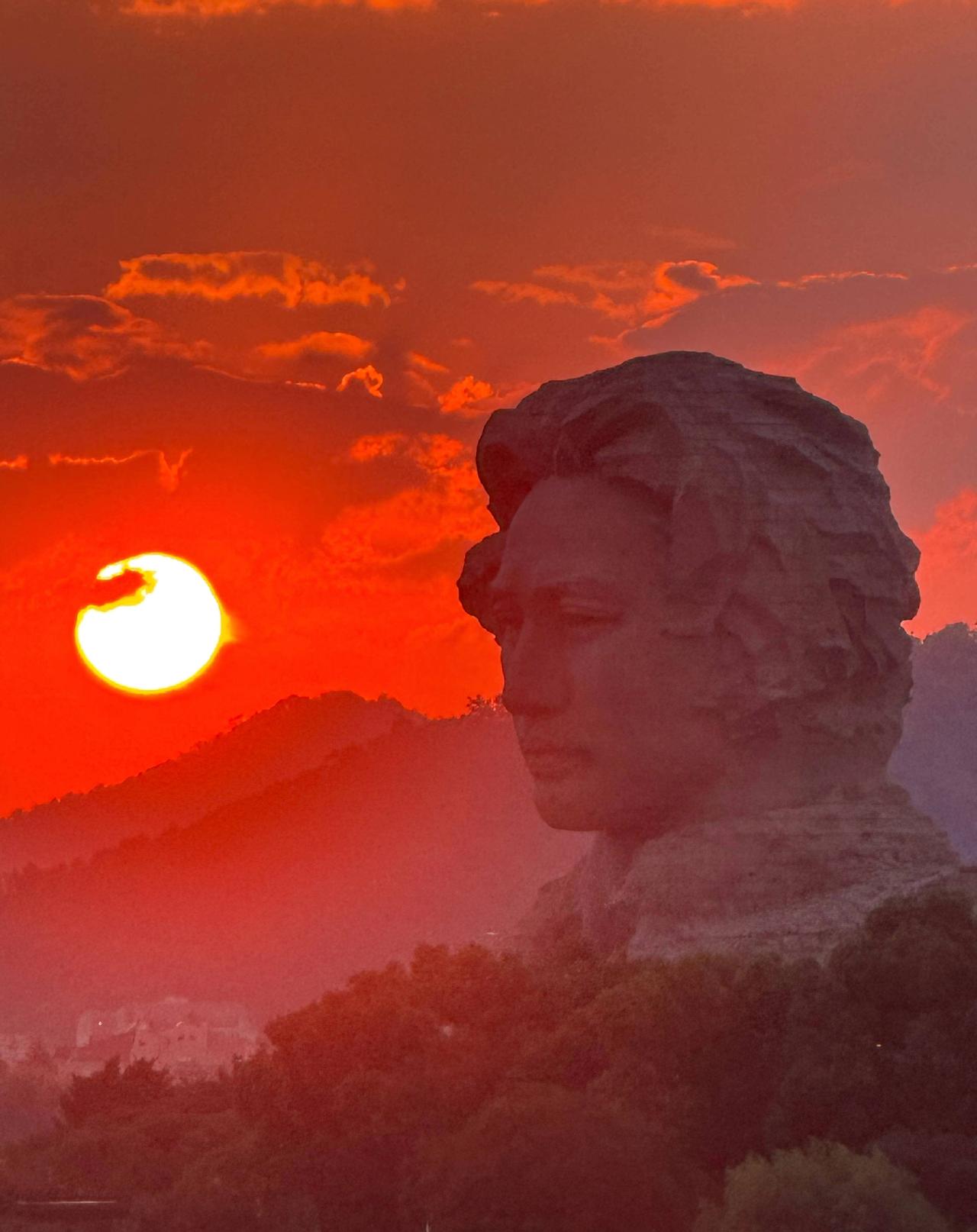 我认为，唐老师就是太端着了，演出的幽默感不足，其他的没啥大问题。与之相比，胡学诗