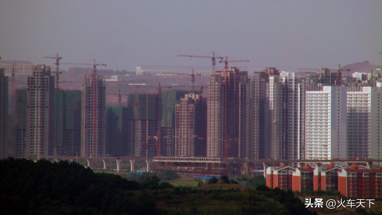 相隔十五年在相同角度远眺大竹林康庄一带，图1拍摄于2011年夏天，当时康庄公租房