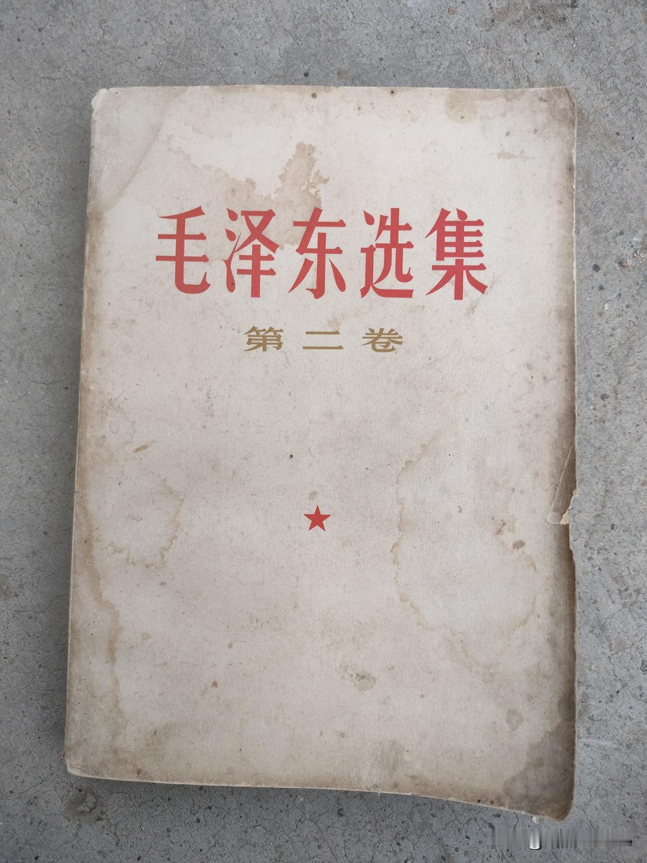 小区楼底下，我们几个退休的 工人正在聊天,过来一个70多岁的带着像章的人领着孩子