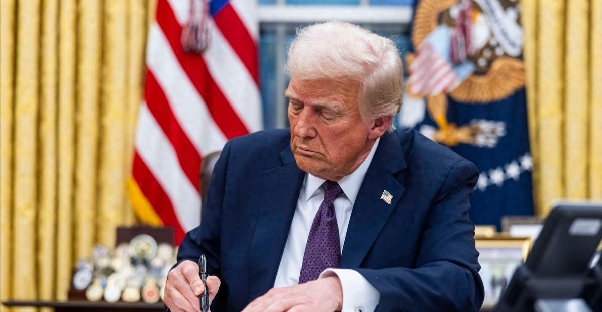 特朗普为什么不顾刚刚回暖的中美关系，现在签署涉台法案？我觉得这是围魏救赵之举。虽