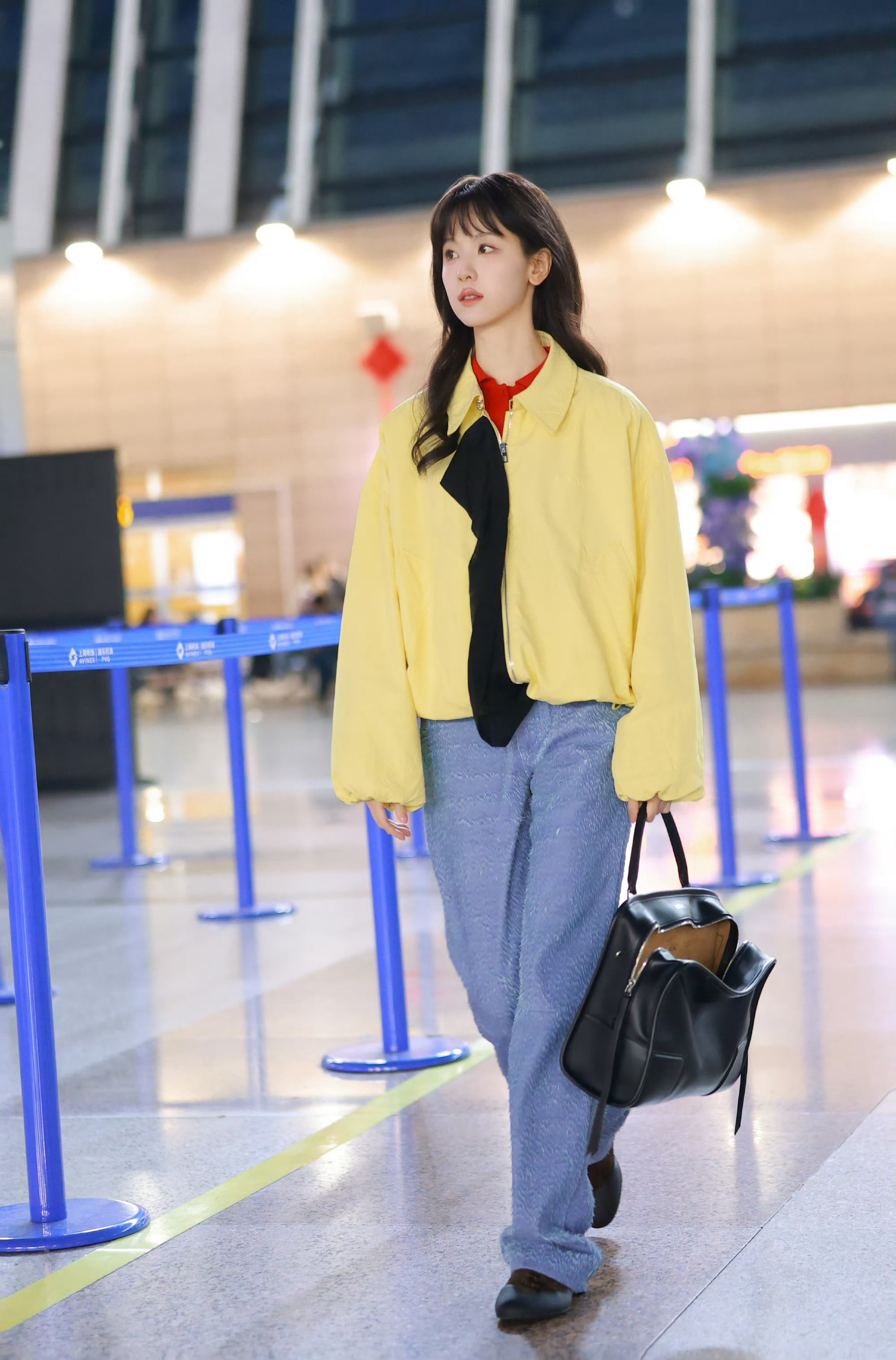 陈都灵这一站巴黎陈都灵 奶黄包届最权威的公主陈都灵巴黎看秀出发啦～奶黄色外套软乎