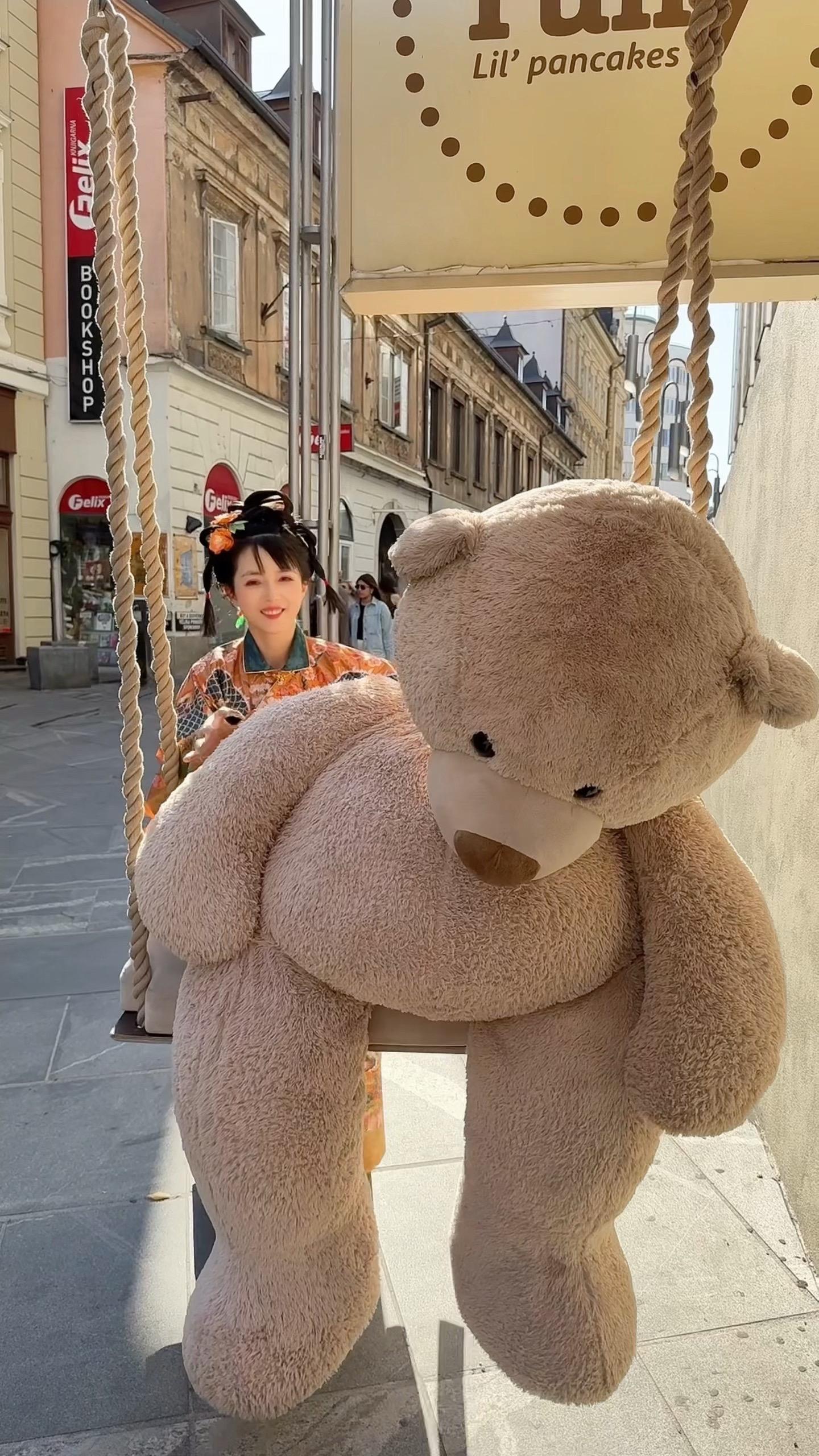 斯洛文尼亚的中国娃娃。梦亦妄生颠倒想，何如明月自由人。