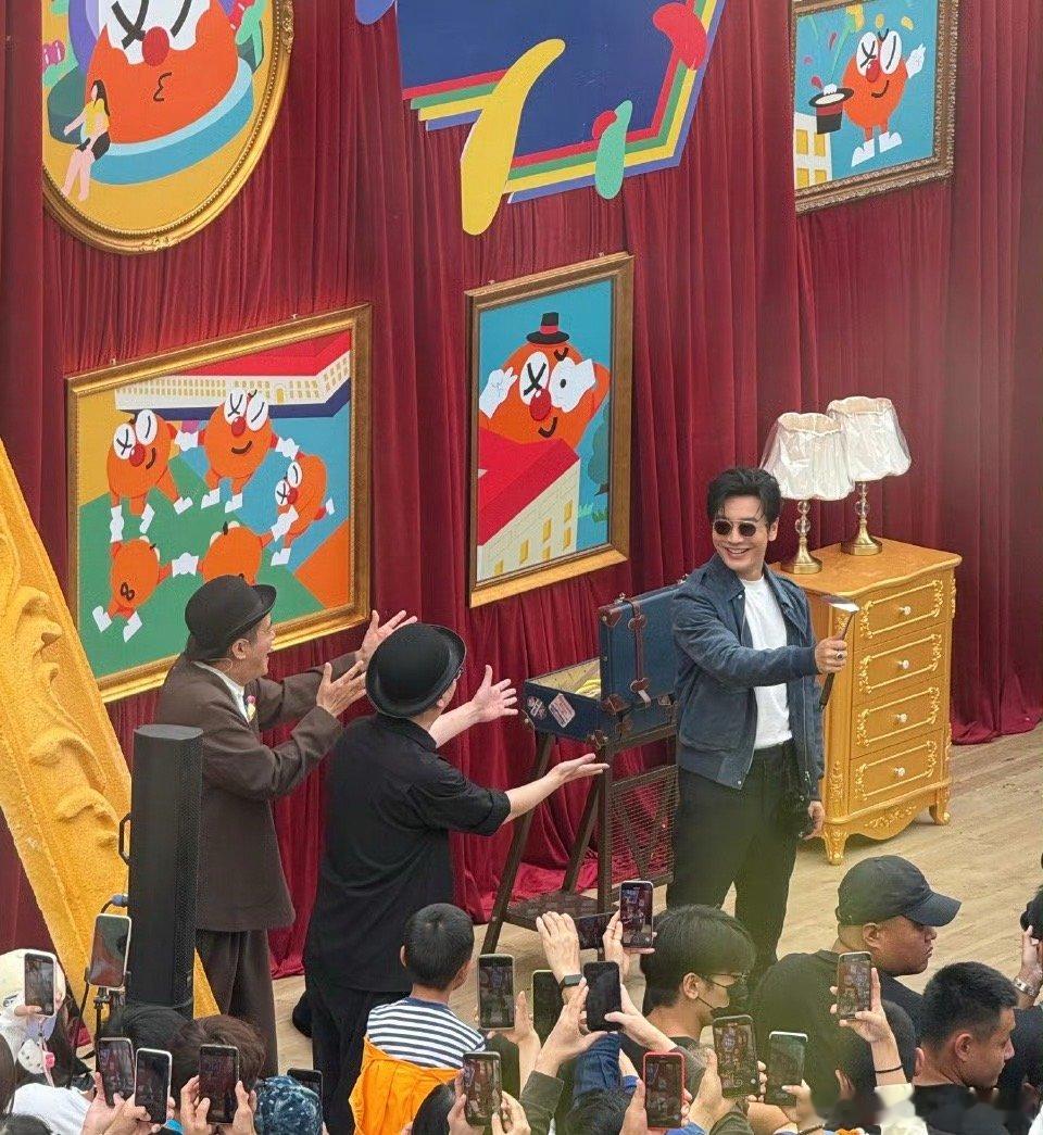黄晓明回青岛下料就是猛不愧是青岛人黄晓明，回青岛了下料就是猛，疯狂被贴脸开大玩梗