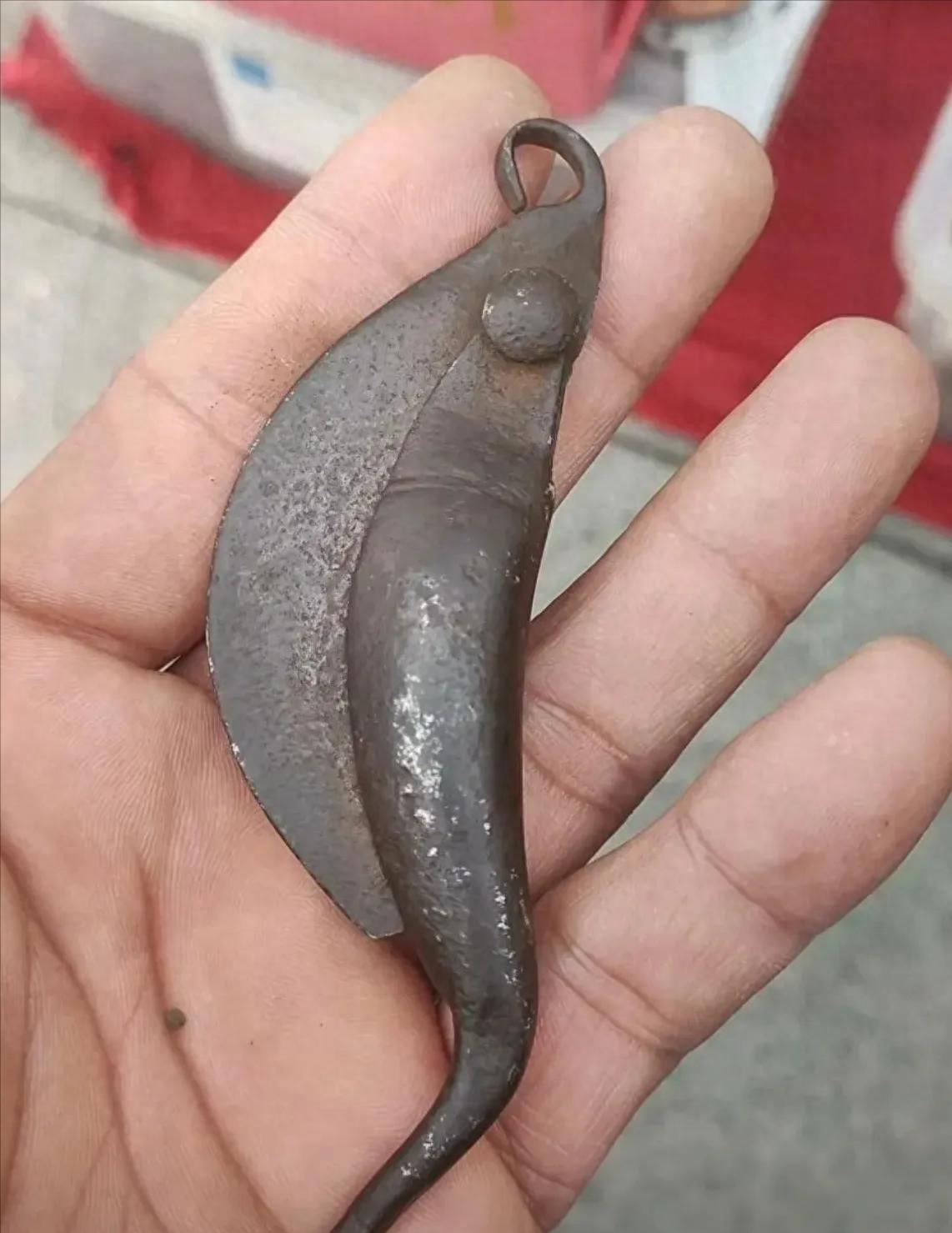 有没有见过这物件的兄弟姐妹？快来评论区认一认，说说它是干啥用的！

这种老物件如