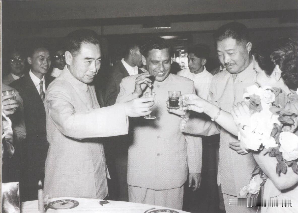 【周总理历史上的今天——5月19日】
1957年5月19日晚，印度驻华大使拉·库
