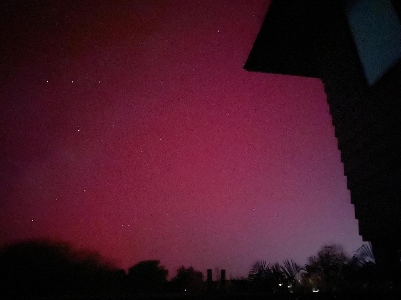 前几天新西兰20年一次的大面积极光，很多国家都能看到，在我们国内的东北和新疆都有