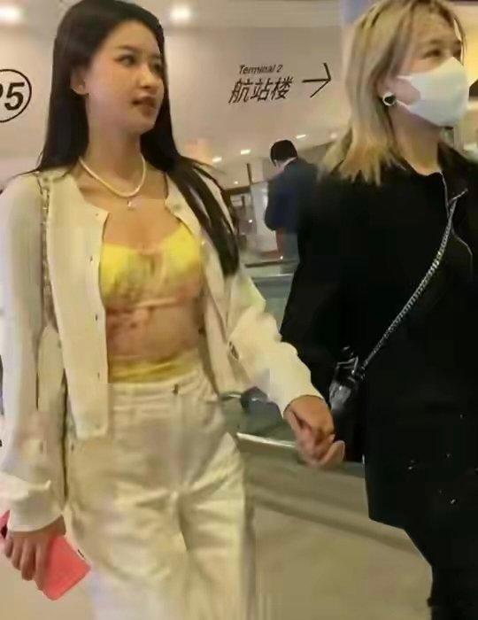 孙怡大胆肚兜出行机场，彻底把“妈味”从穿搭里摘干净了。 