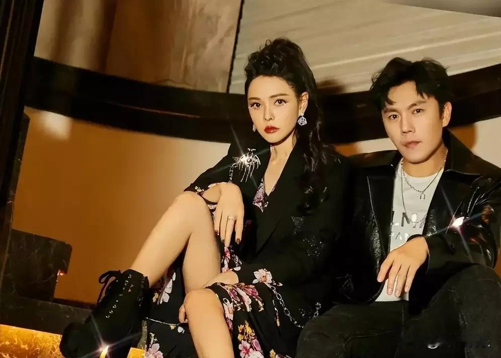 秦昊伊能静沈阳逛街撒糖！大衣忘摘吊牌太真实，网友：这不就是我本人
 
正月初六迎