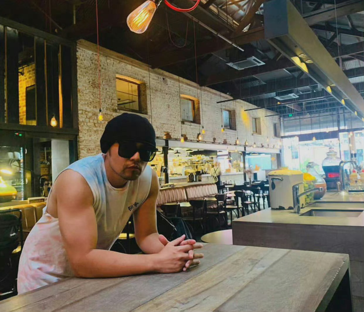 好像谁以前没有肌肉似的… 