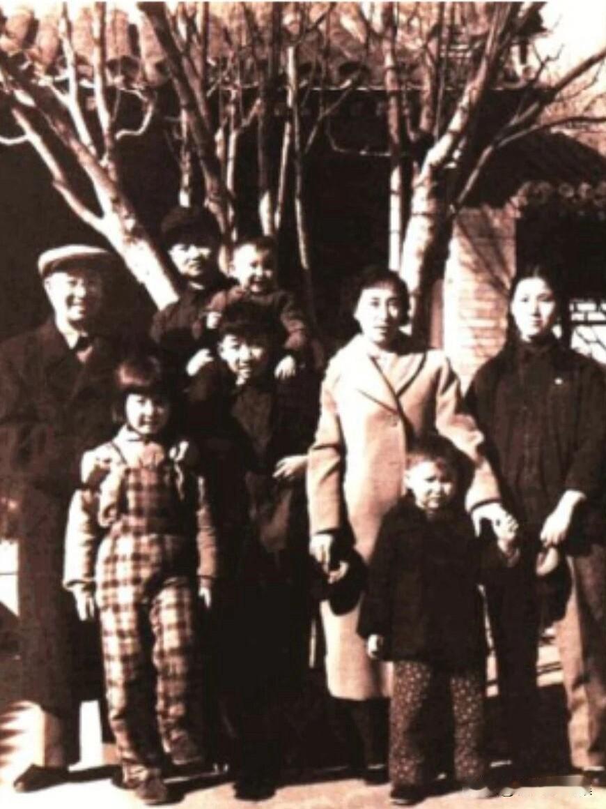 1959年春节，陈赓将军与夫人傅涯以及四位子女在北京灵境胡同（41号）合影留念。