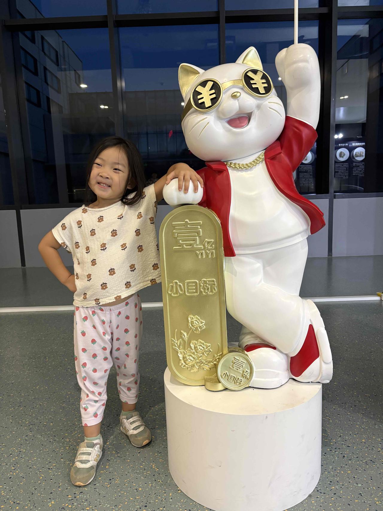 外孙女还不到四岁，跑来找我，一脸委屈地说自己想买个奥特曼，可妈妈不给买。我和外孙