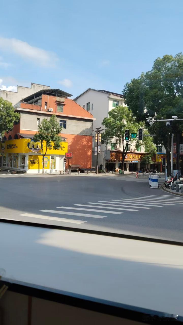 人生便是如此
来来往往的十字路口，
这一刻川流不息，
下一刻却一片寂静。
人在人