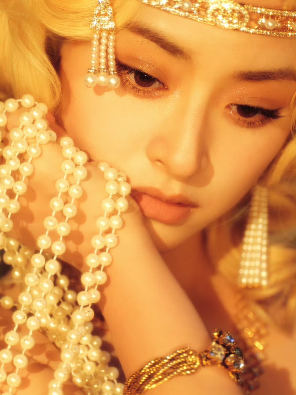 沈月生日快乐！复古卷发+金饰额冠，在香槟塔后面抬眼的瞬间，仿佛穿越回了纸醉金迷的