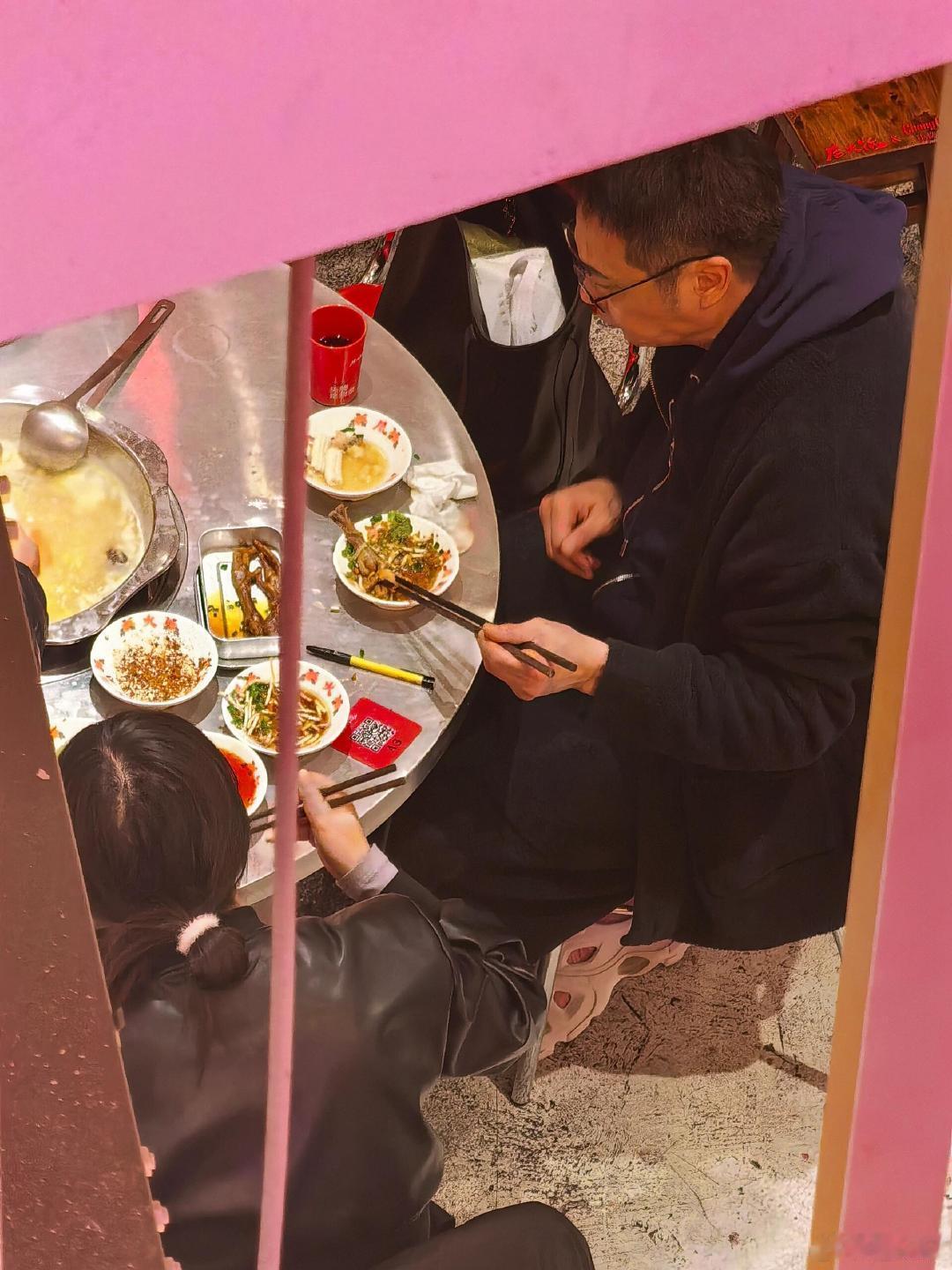 火锅店偶遇吴镇宇吴镇宇现身柳州火锅店，哇哇，好羡慕，近距离偶遇吴镇宇柳州吃火锅 