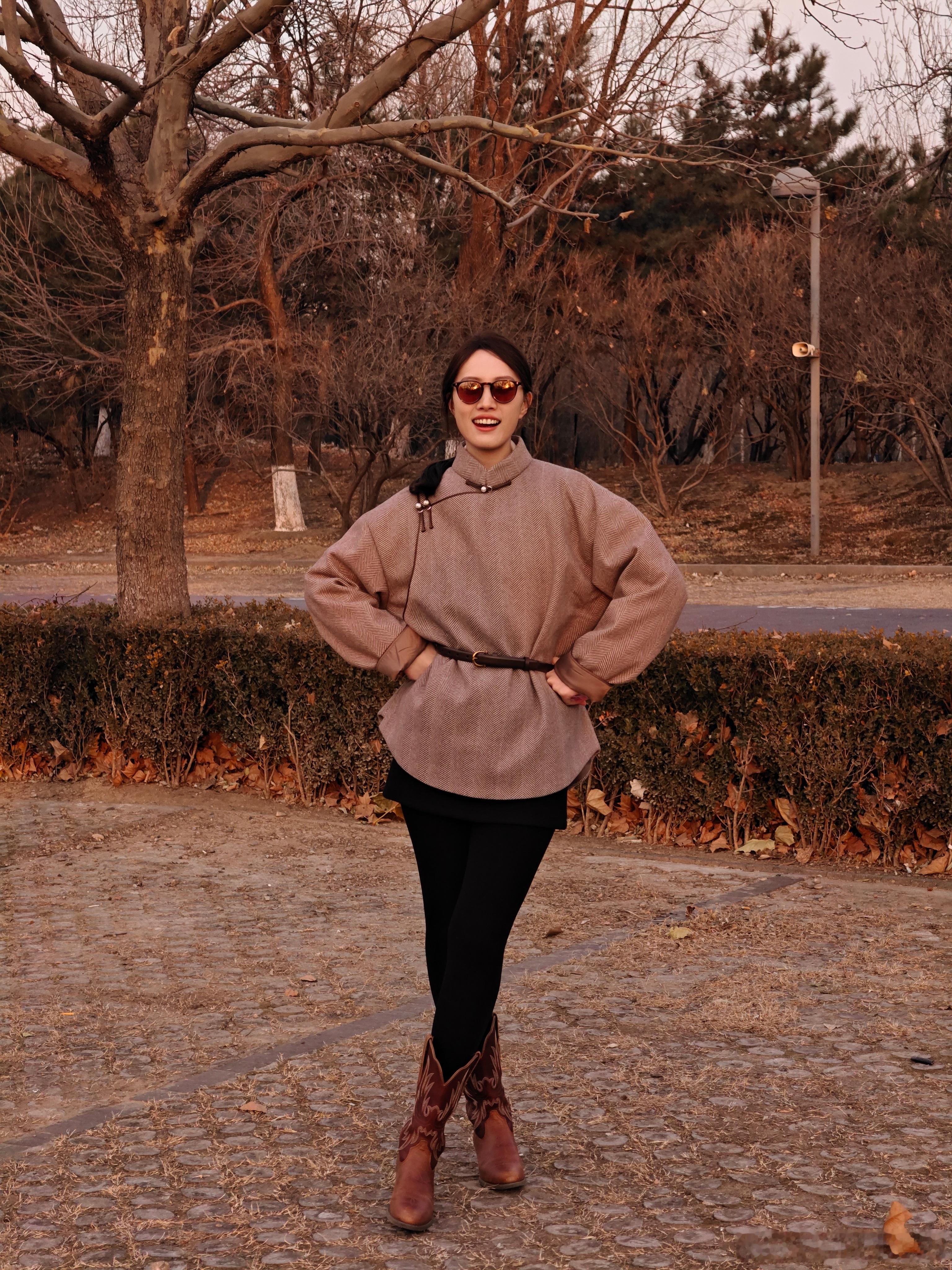 蒙式小马全身照这次拍的是第五代帝豪记得上次开这车还是17年第一次考赛照的时候如今