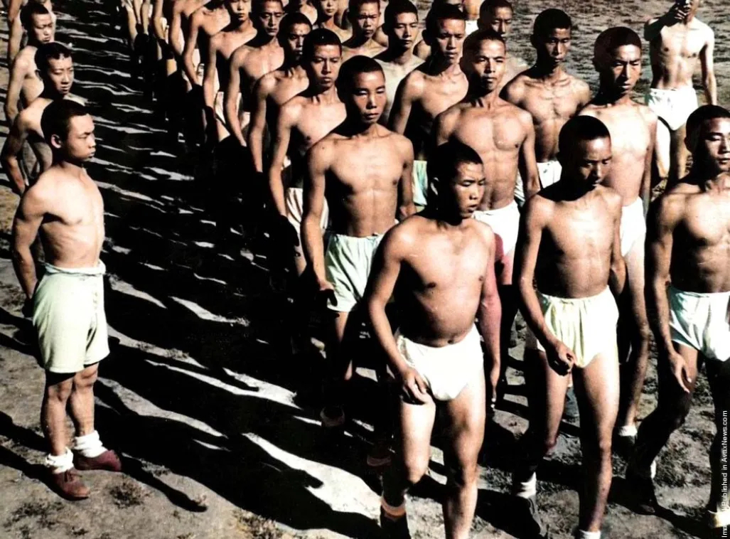 1942年前后，中国军队在艰苦环境中坚持体能操练。官兵们身着粗布军装，在简陋场地