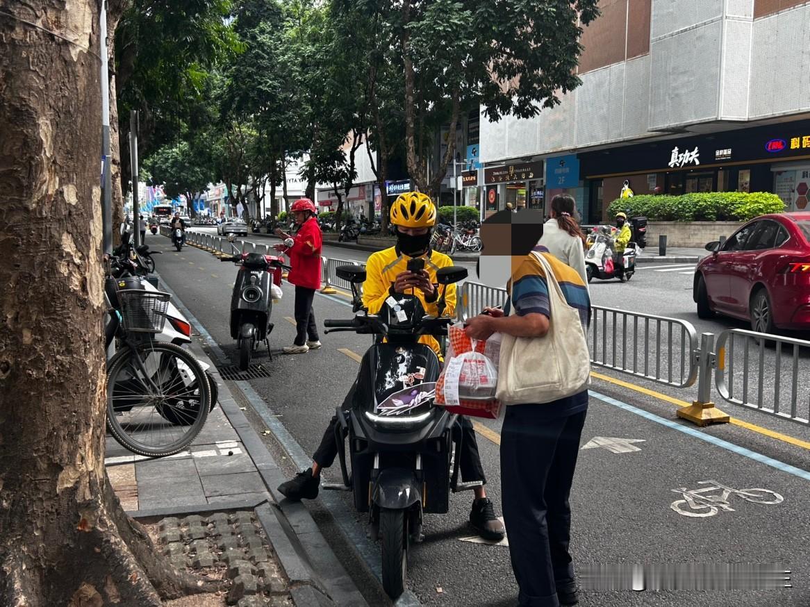在深圳看到这样一个现象。外卖骑手刚停到路边，就有脖子挂着二维码牌子的人冲上去提外