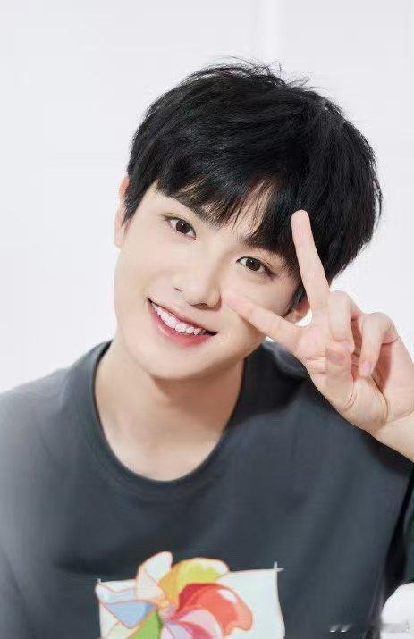 #黄明昊和佟丽娅比心##佟丽娅说黄明昊负责吓孩子# 黄明昊与佟丽娅的比心画面，如