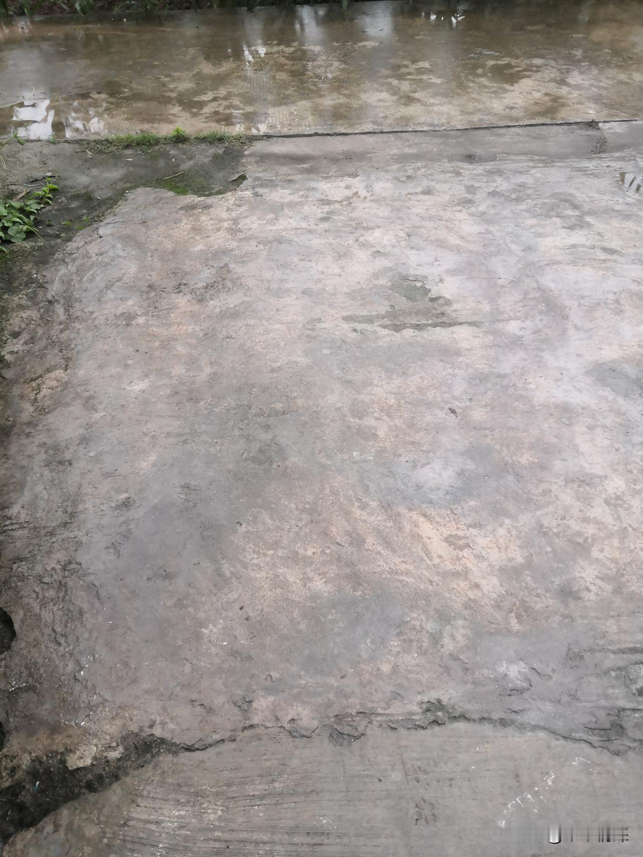 中江县冯店片区，农村这个时候还在下着密密麻麻的小雨，今天在家里面，看见天气整天下