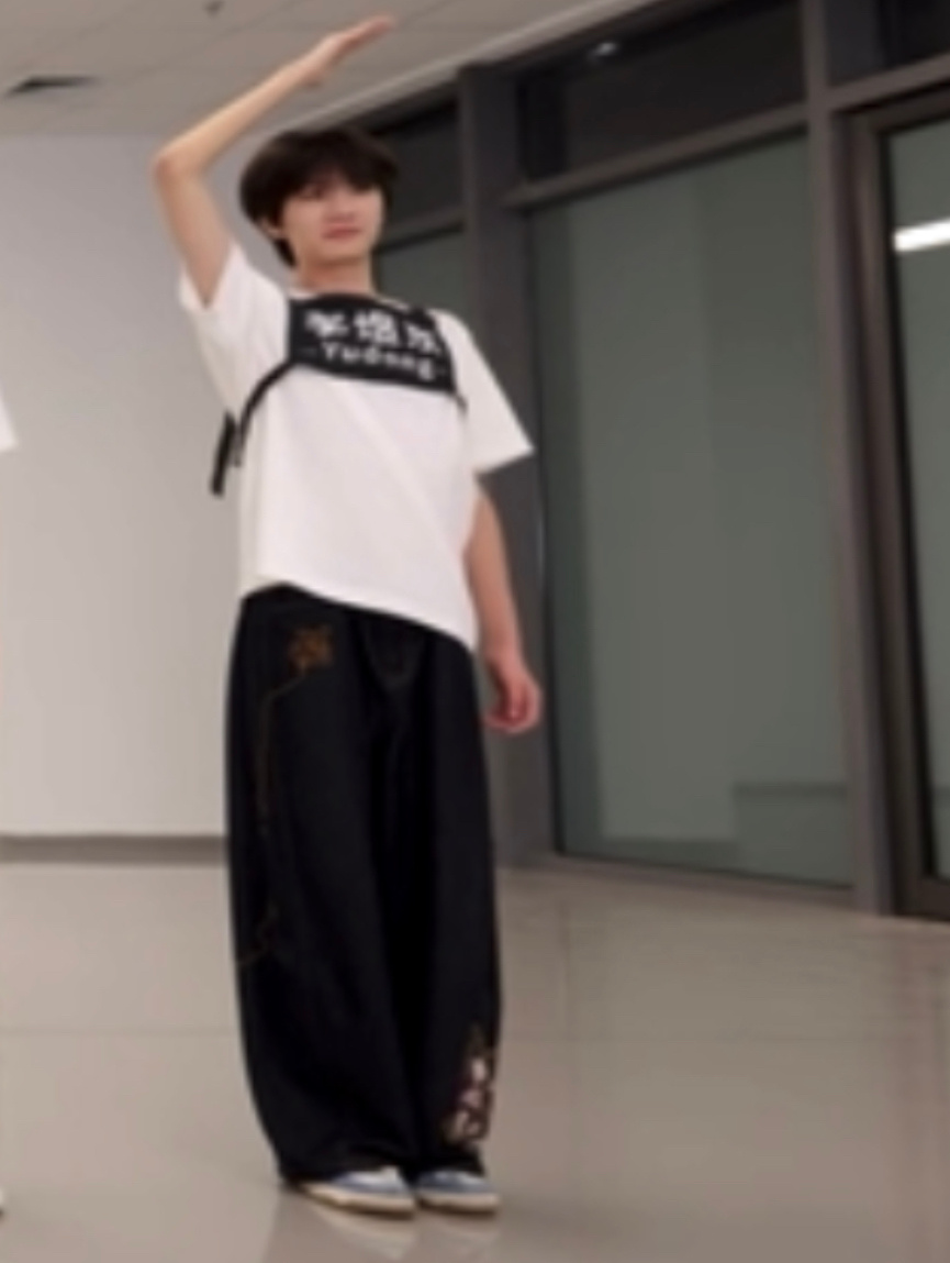 宝宝你的胸前可以顶起一瓶汽水了 