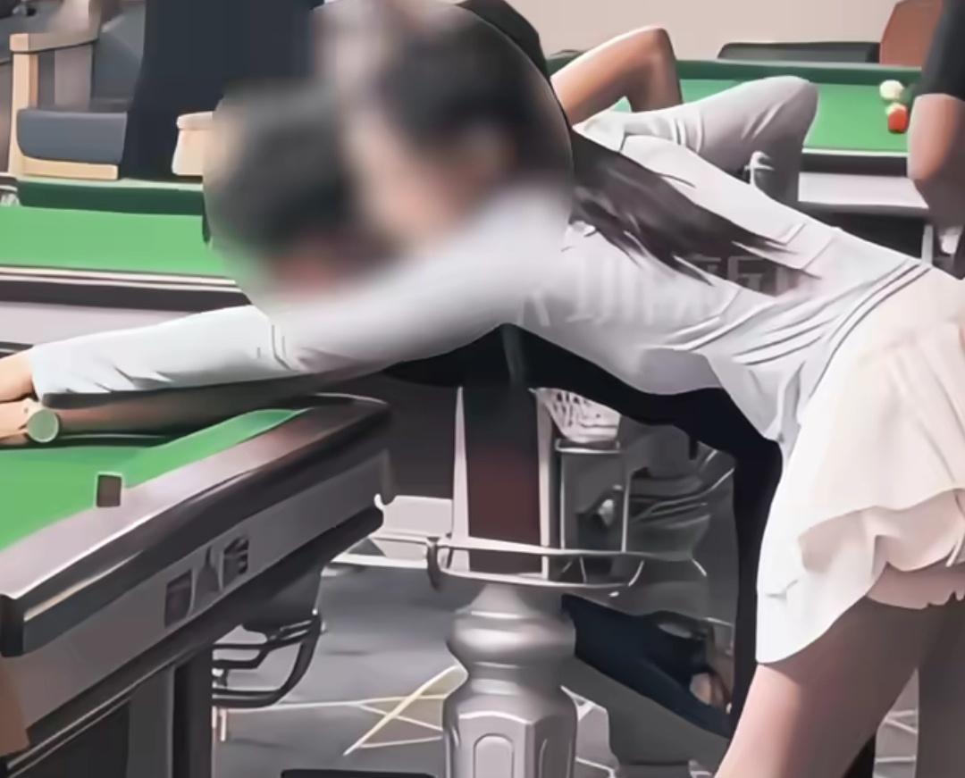 大四女生兼职台球助教，工作了一月因受不了擦边行为提出离职，老板以承诺兼职6个月为