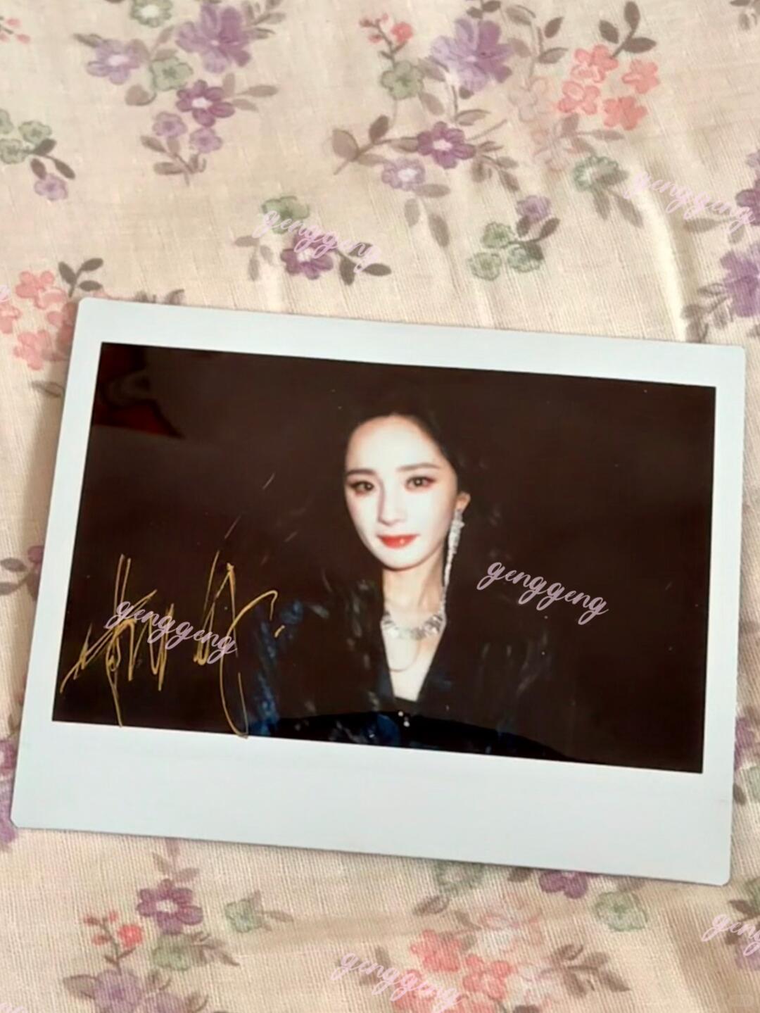 杨幂  杨幂签名拍立得这种东西发发pyq就好了，怎么还发网上呢 维密我也想要