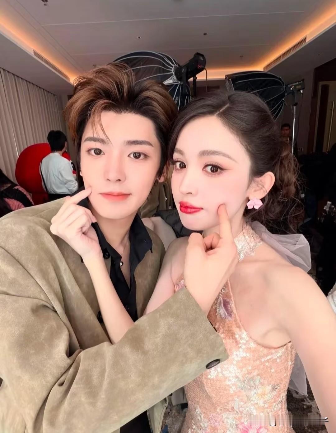 左边是侯明昊，1997年出生，身高179cm。
右边是古力娜扎，1992年出生，