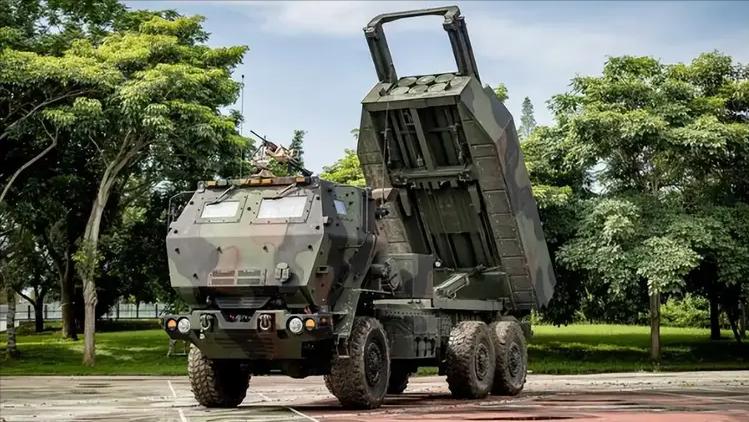 疯狂！
根据17日美国公布的迄今为止最大的一笔对台军售方案，总金额高达110亿美