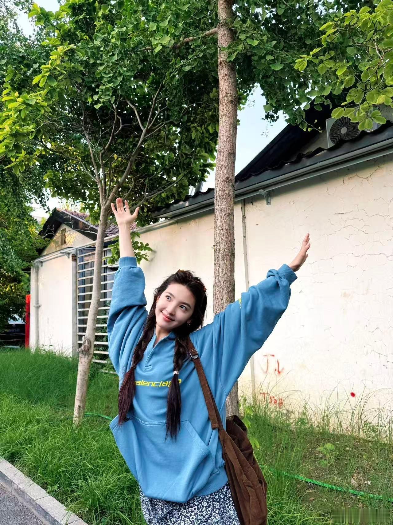 章若楠一天两个造型章若楠  晚安