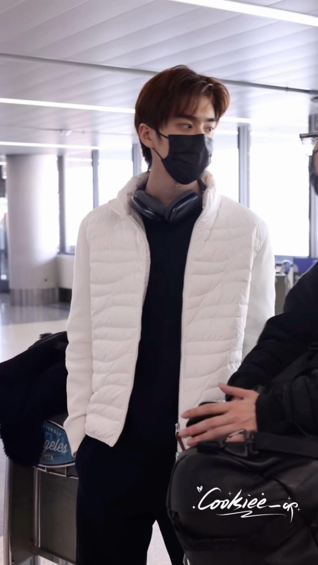 到达洛杉矶后特别温柔地朝镜头打招呼的康乐男神张康乐洛杉矶到达路透