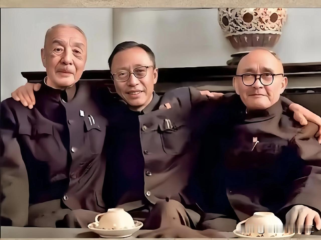 1961年，三位改变中国历史进程的人物亲密地搂在一起，留下了一张珍贵的合影。此时