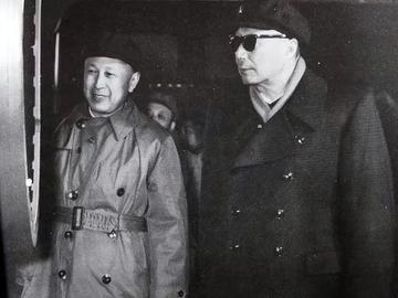1964年，正在吃晚饭的钱学森突然惊呼：“这菜气味不对！有毒！！”警卫马上把菜拿