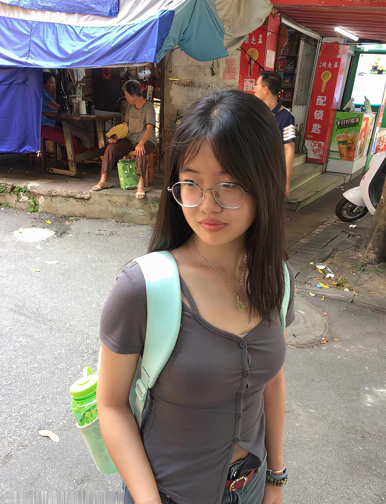 青春洋溢的街头，背着书包的少女，阳光洒满的午后。