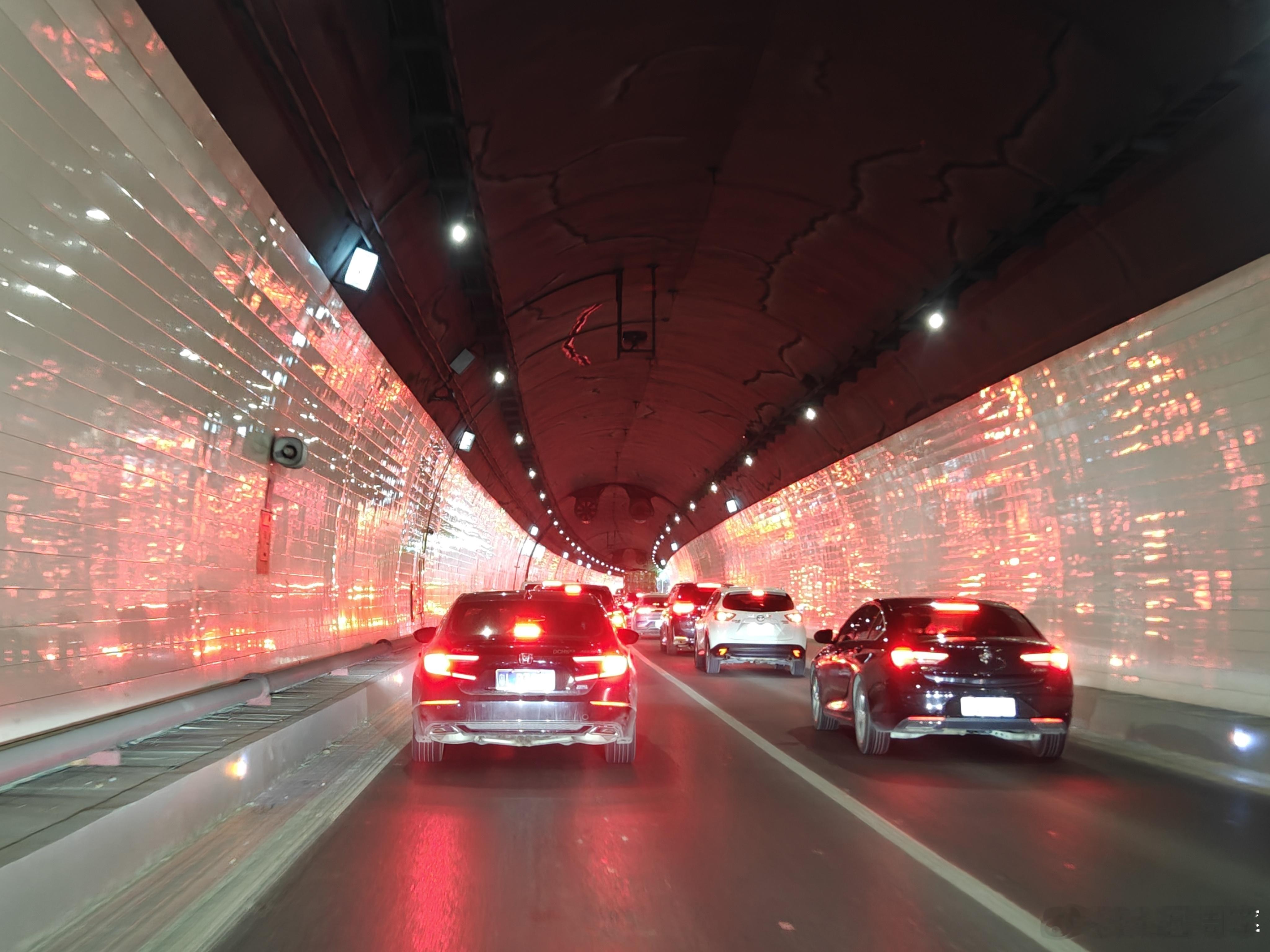 哪个天才设计的隧道墙面贴高亮的瓷砖反光到满眼都是红光 