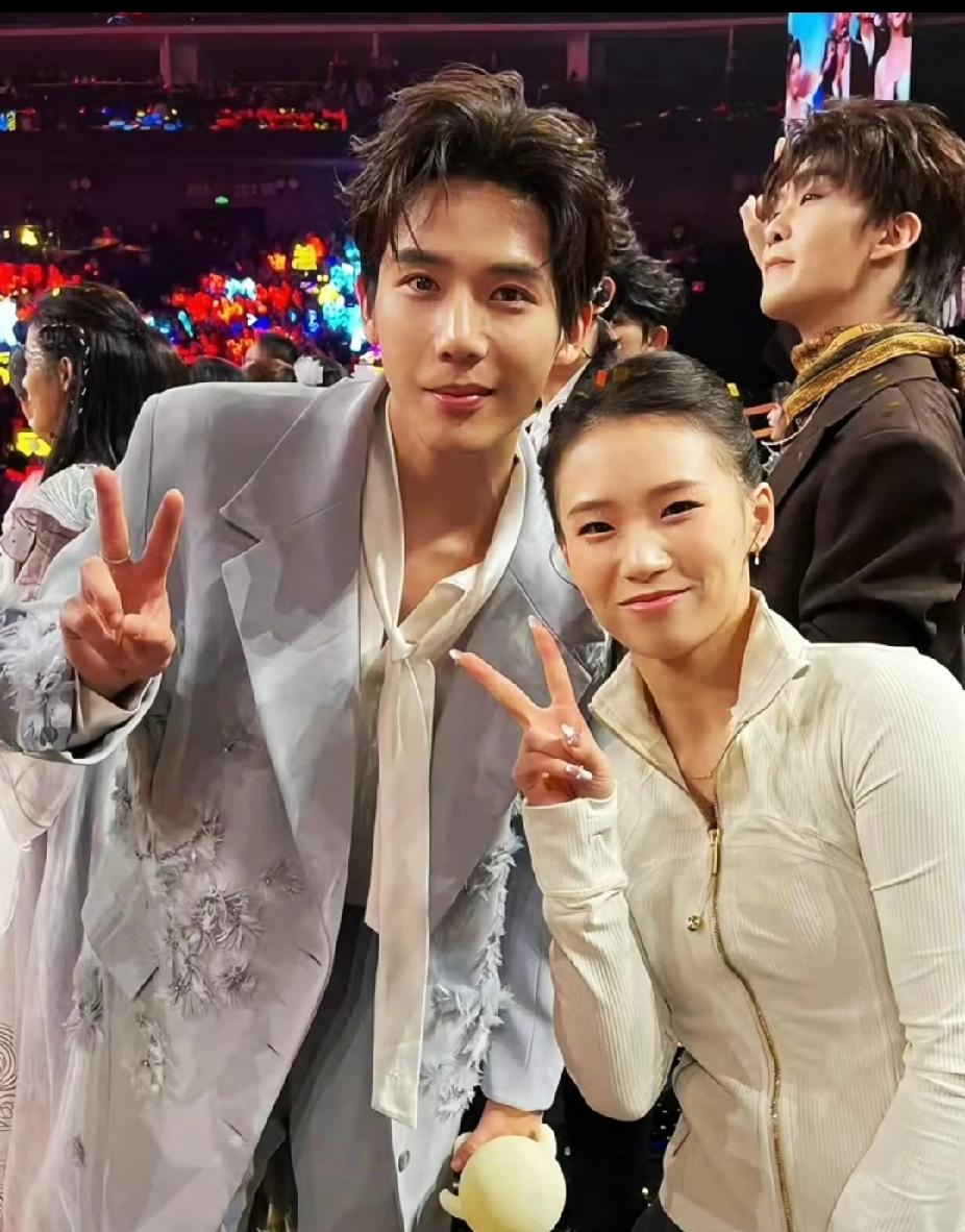 冠军与王子的梦幻同框！
 
✨ 梦幻联动来了！跳水冠军陈芋汐与王安宇在活动现场同