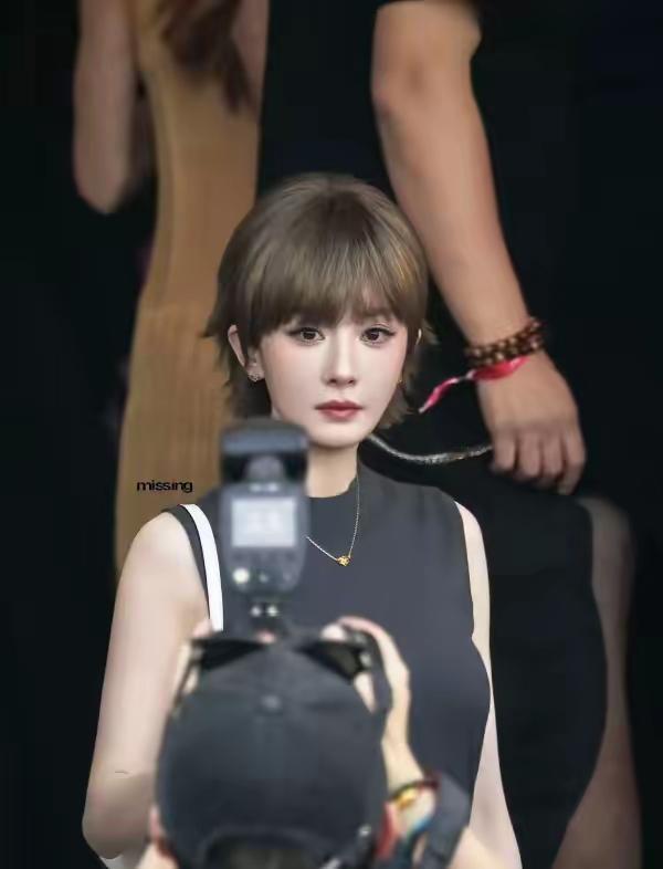 惊艳了
杨幂得短发让她瞬间穿越到少女时代
这也太精致了吧