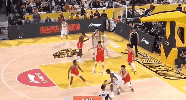 迪亚洛这外援真脏，这肘击明显就是故意的



迪亚洛持球，面对朱俊龙防守，直接一