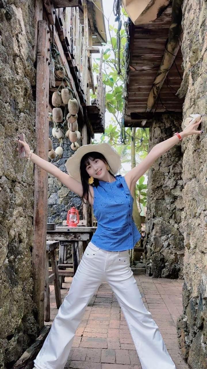 小城慢生活初夏穿搭 夏日海边有多出片 出游穿搭 夏日穿搭 超出片的度假风穿搭 @