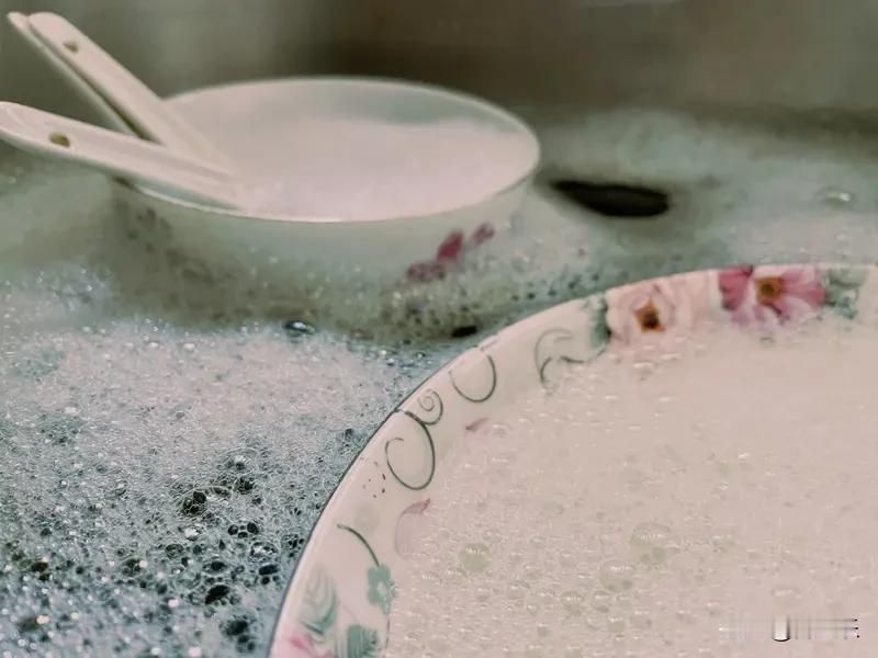 洗碗的快乐

说出来你可能不信，我最喜欢的家务，是洗碗。

不是因为有洗碗机不想