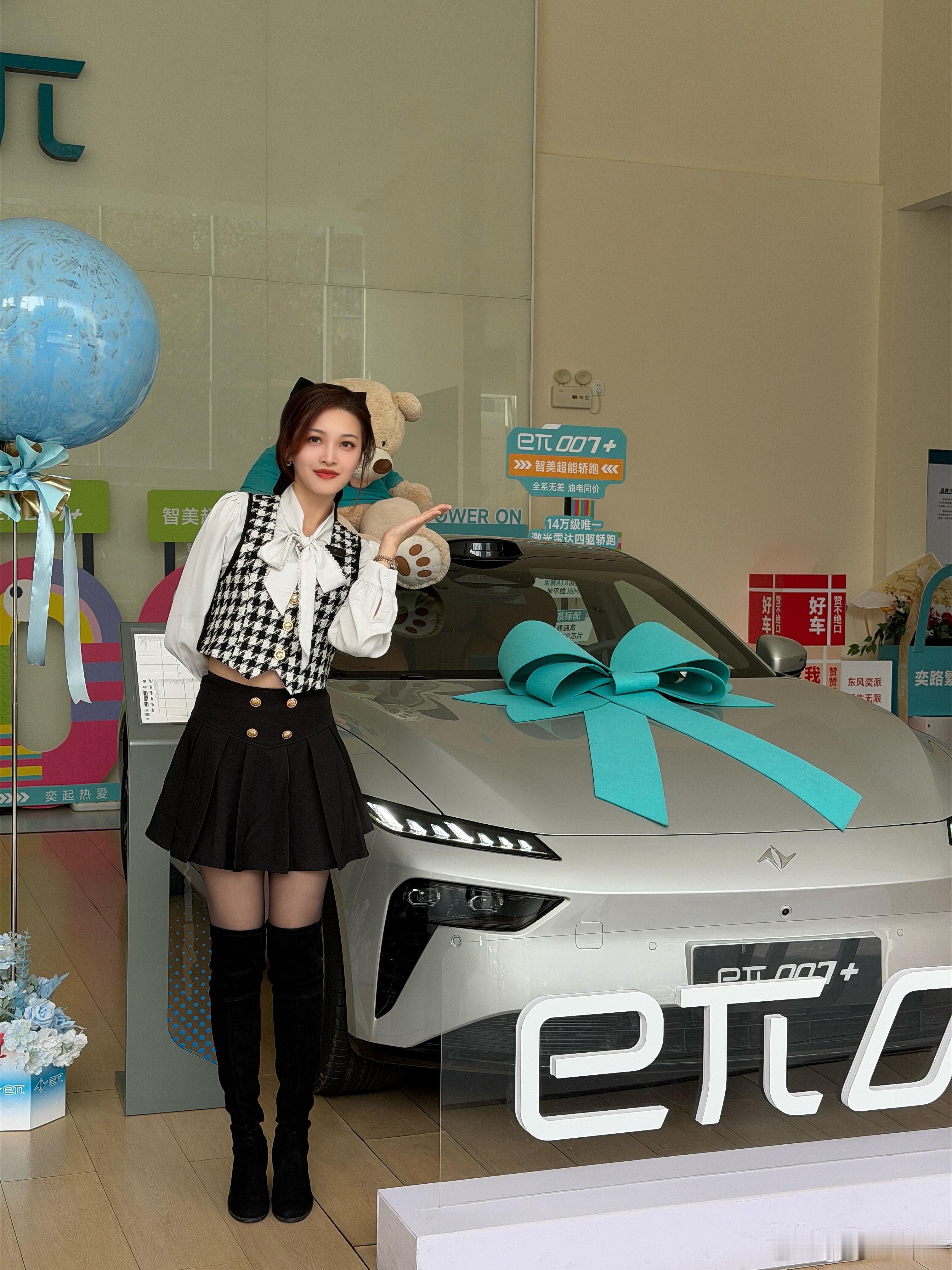 激情下定销售惊呆了啊哈哈哈给！现在开始纠结颜色了，港湾蓝还是向阳金呀！？！？