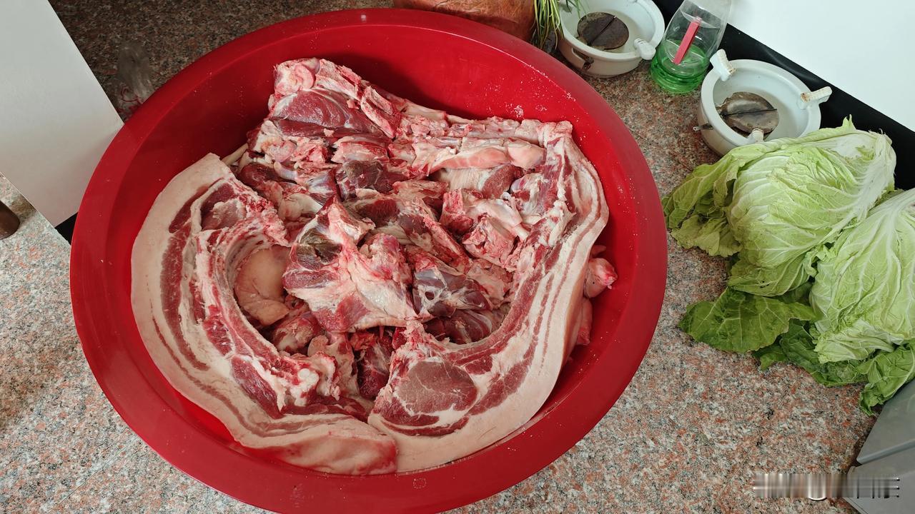 农村人就是喜欢吃咸鱼腊肉，你看看，人家腌制了好多腊肉？