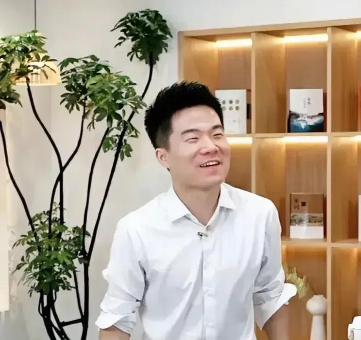 董宇辉这个让俞敏洪在直播间做陪衬，让周鸿祎羡慕，让樊登忌惮，让万千丈母娘喜欢的男
