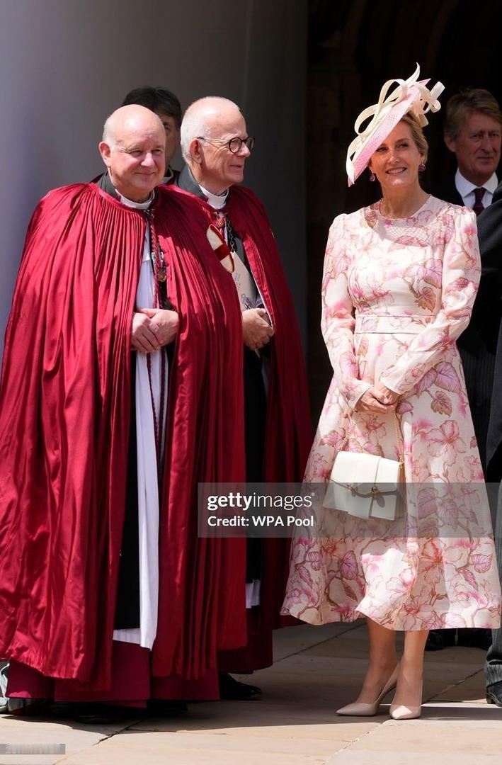英国爱丁堡公爵夫人苏菲跟约克碧翠丝公主撞衫了，她们最近穿了同款zimmerman