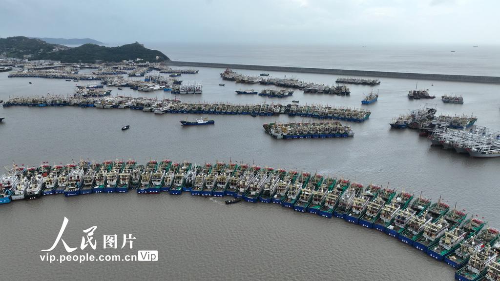 浙江温岭：渔船推迟出海泊港避风