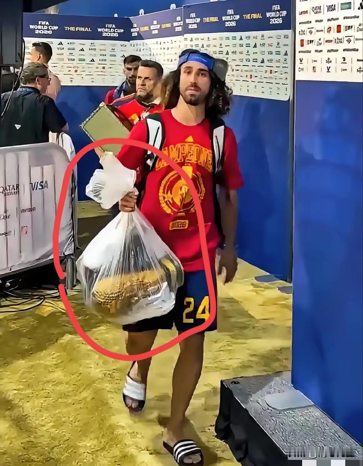 看到这张图片，我忍不住笑了，大力神杯，人家标配LV箱子，仪式感十足

反观西球员