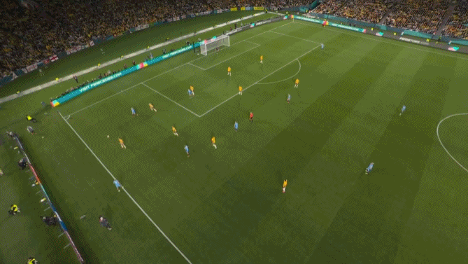 英格兰女足实在是太猛了！[捂脸]这脚射门，估计朱钰唯有看球的份，无论角度还是力量