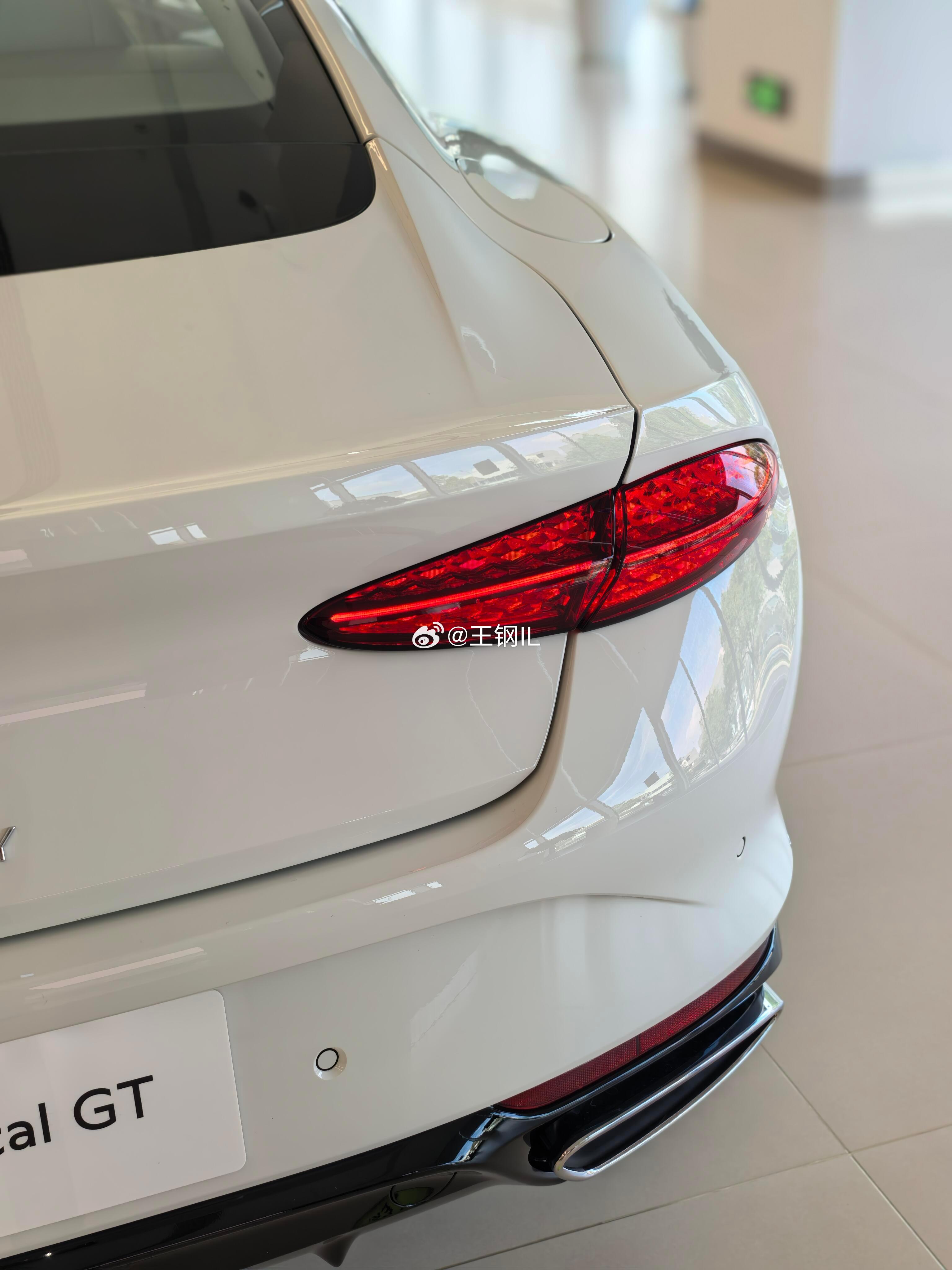 26款欧陆GT。浅蓝色内饰每一处绗缝纹路都是专属美学的无声宣言。这不仅是一台车，