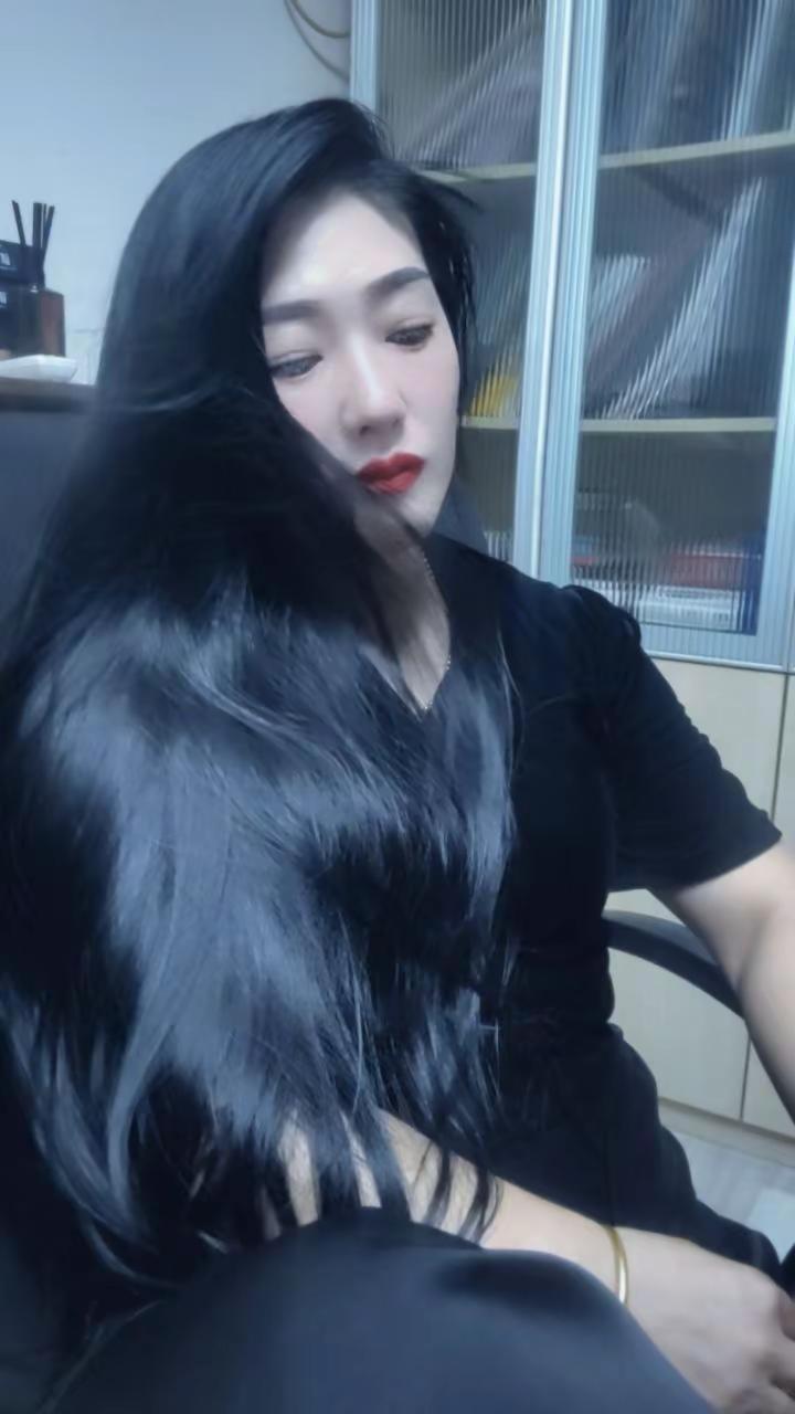 穿黑色带来的反差感绝了 记录长发飘飘的样子