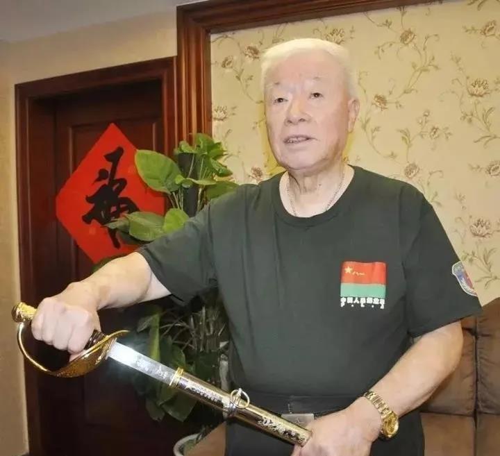 “你就算给我一百个亿，也不卖，我是中国人，绝不卖国！”1994年7月，两个美国人