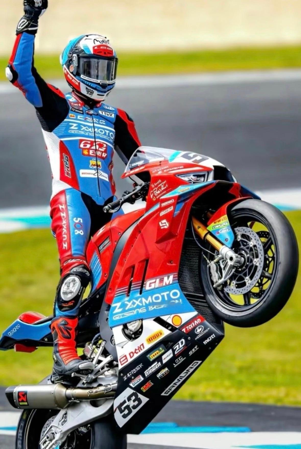 张雪机车热身赛再获第一昨天的WSBK荷兰阿森站WorldSSP组别正赛中，德比斯